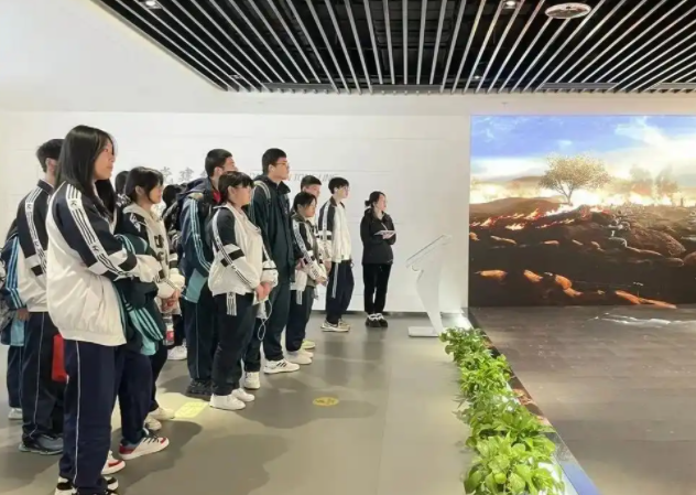 把勇于奋斗敢于贡献的体育精力作为推进教育继续进步的动力基因