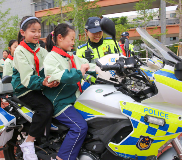 系好安全带使用安全座椅为了孩子的搭车安全请家长开车接送上