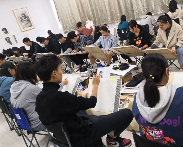 教育的交融需求依据不同学段特点分层推动沉浸式互动和个性化